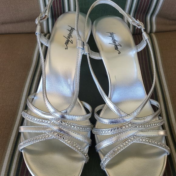 Jacqueline Ferrar Silver Clear Bottom Heels. Size 9. - Picture 2 of 4
